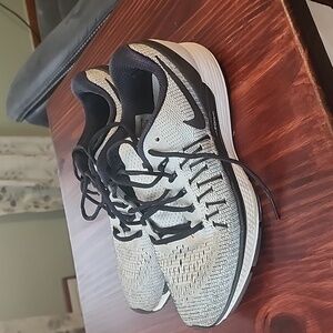 NIKE ZOOM ODYSSEY 2 SNEAKERS GENTLY WORN (WOMENS 10)